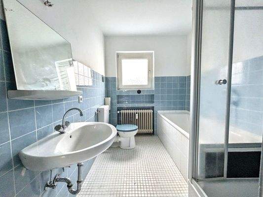 Tageslichtbad mit Dusche & Wanne