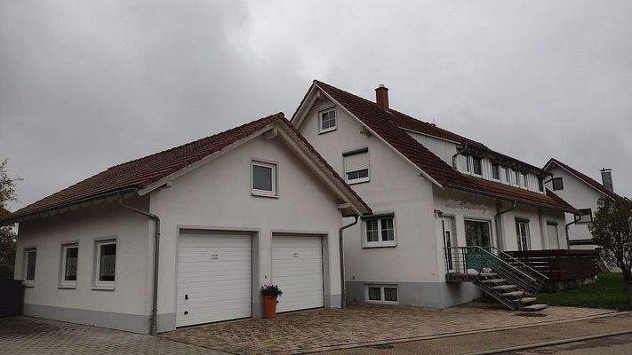 vordere Ansicht mit Garage