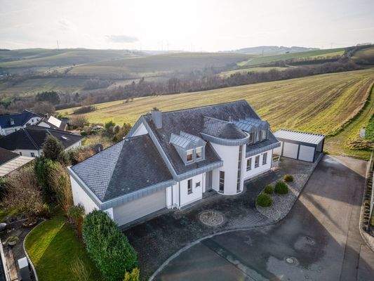 Luftaufnahme: Vorderansicht mit angrenzenden Feldern