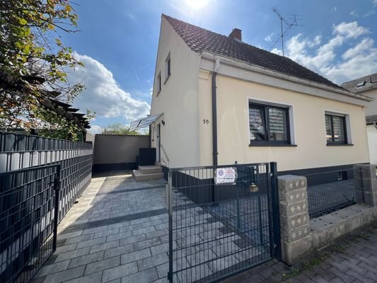 Großer Eingangsbereich mit Tor