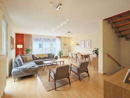 Heller, großzügiger Wohn- und Essbereich mit Balkonzugang (KI-generiertes Einrichtungsbeispiel)