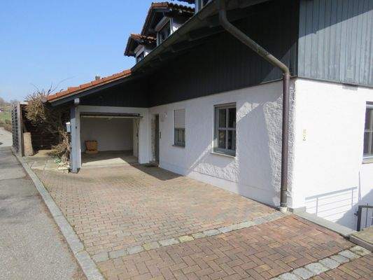 gepflasterter Vorplatz