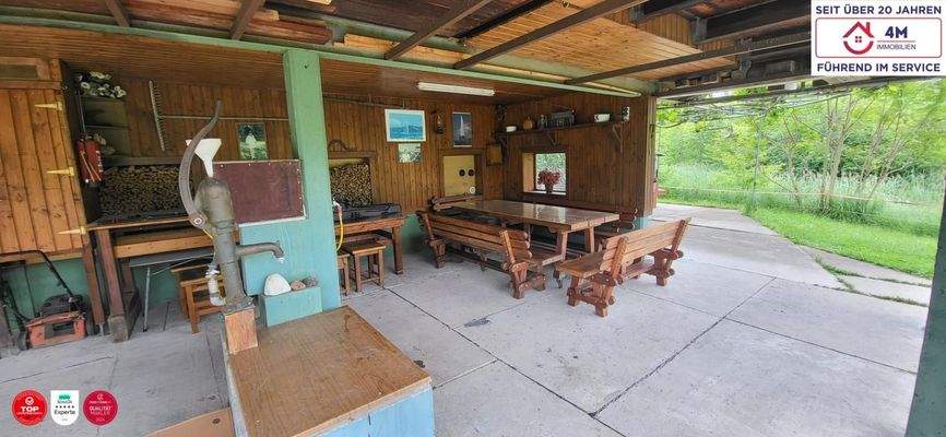 Bereich unter dem Haus mit großer Sitzecke