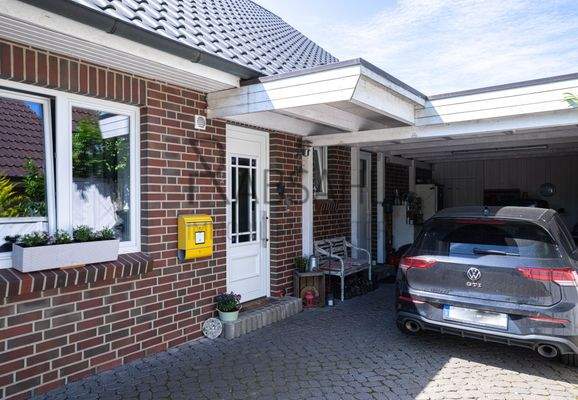 Eingangsbereich mit Carport