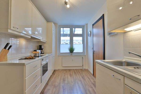 separate voll ausgestattete Einbauküche