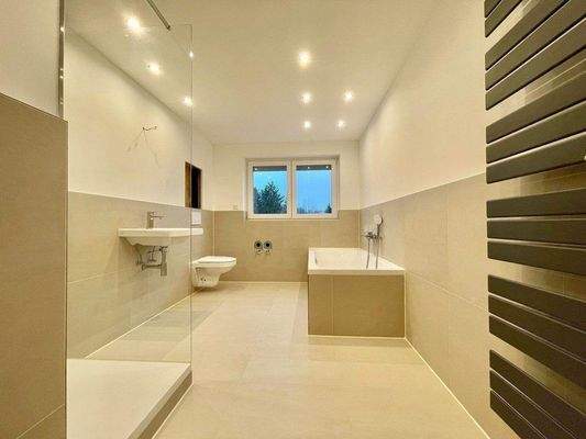 Bad mit Wanne &amp; Dusche ähnlich