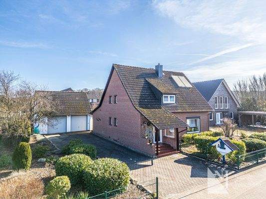 Giebelansicht mit Garagen