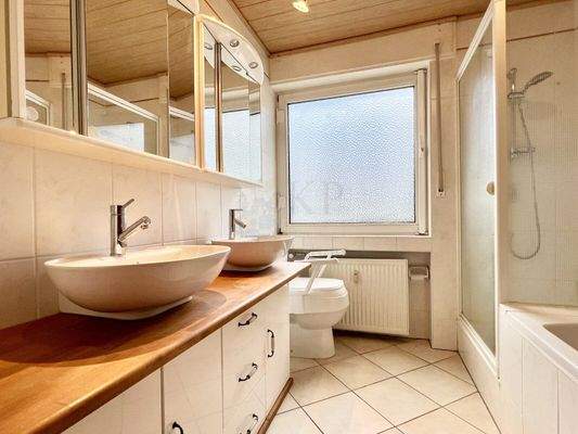 BADEZIMMER MIT DUSCHE UND WANNE