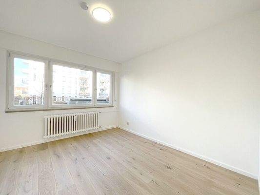 Weiterer Blick durch das Schlafzimmer