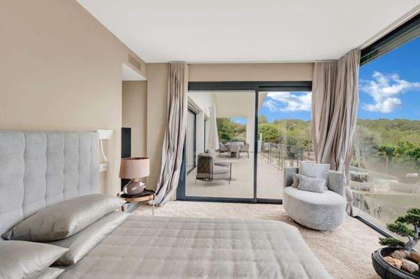 Master bedroom in villa in Cala Vinyes 2