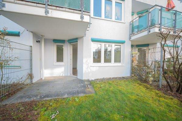 Schöner Terrasse + Gartenanteil