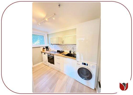 Küche mit Einbauküche, Wasch-Trockenmaschine