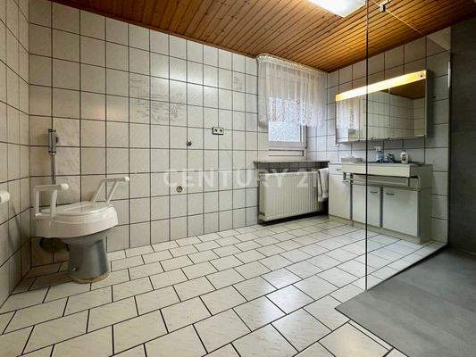 Großes Bad mit Tageslichtfenster: Ansicht, Tür