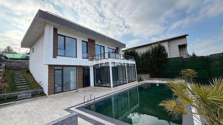 Villa for Sale with Nature and Lake View in Sapanca Sakarya