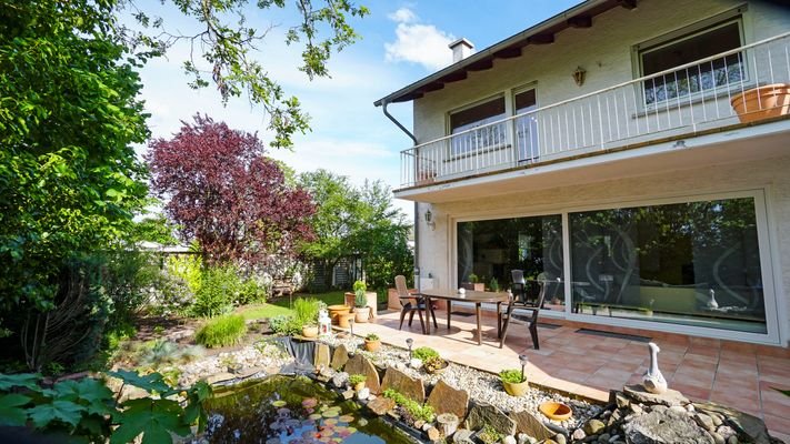 Gartenteich und Terrasse