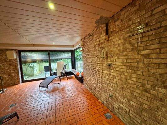 Dusche im Poolbereich