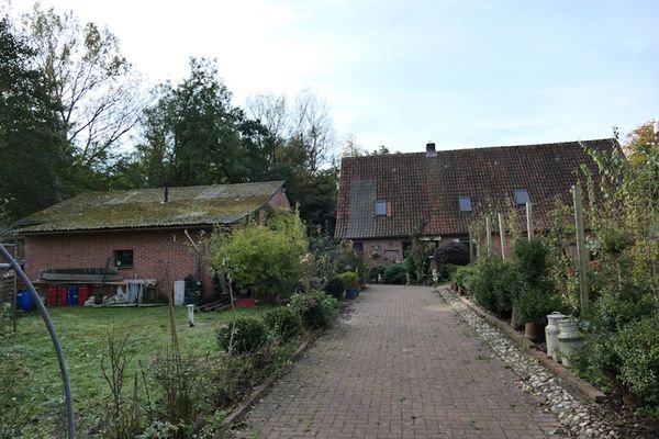 Sicht auf Landhaus mit Nebengebäude