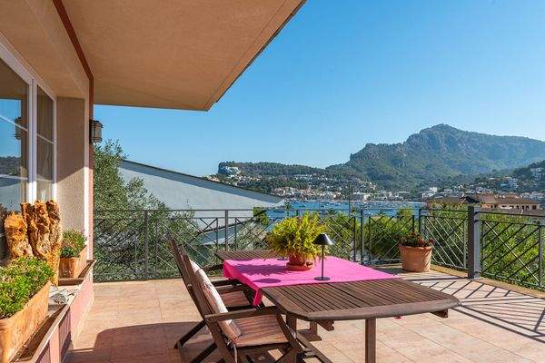 Sonnenterrasse mit Essbereich im Freien