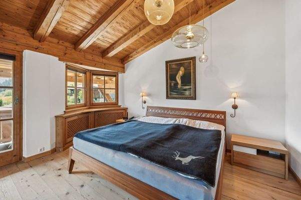 Das Master-Schlafzimmer im Dachgeschoss ...