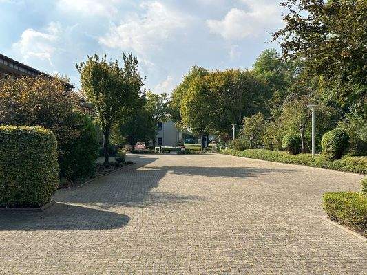 PKW-Stellplätze am Gebäude