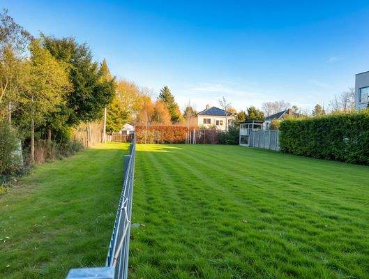 Grundstück reicht über den Zaun - (KI generiert)