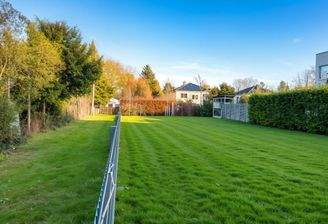 Grundstück reicht über den Zaun - (KI generiert)