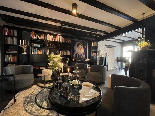 die Lounge-Bibliothek  / Bar 