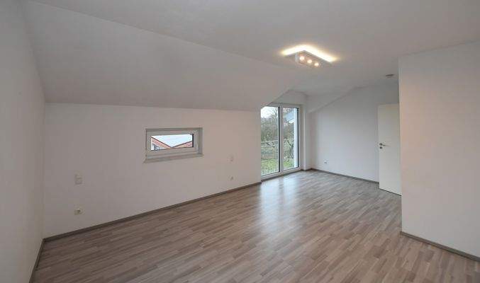 sehr geräumiges Elternschlafzimmer mit bodentiefen Flügelfenstern