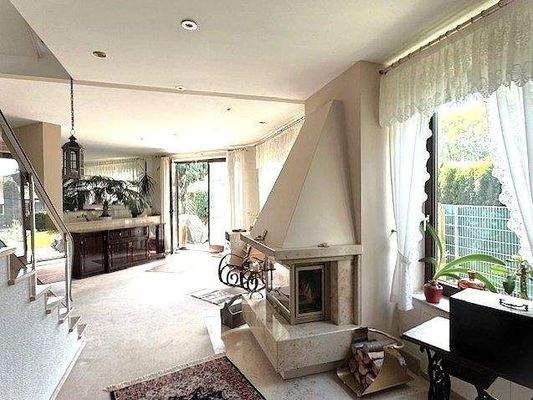 EG: Großzügiger Wohnbereich mit Kamin