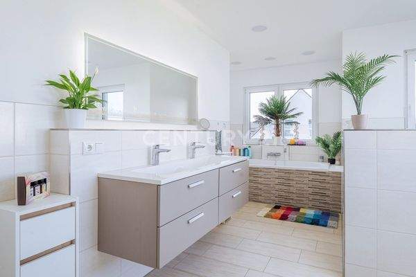 Masterbad mit Dusche und Wanne