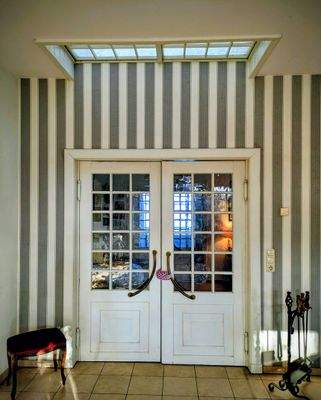 historische Schwenktür mit Oberlicht