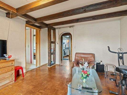 Wohnzimmer mit Zugang zu Schlafzimmer und Flur