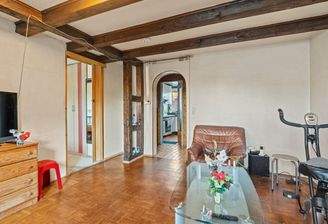 Wohnzimmer mit Zugang zu Schlafzimmer und Flur