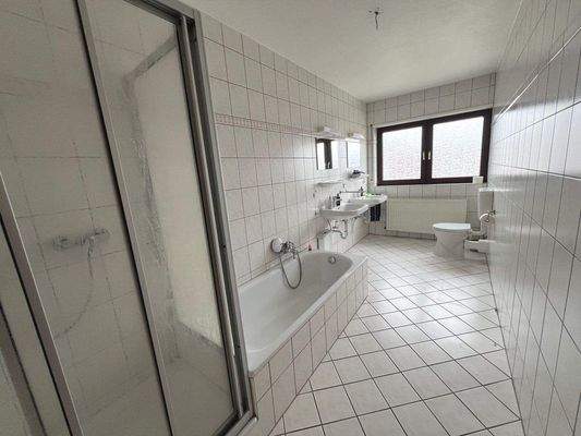 Bad mit Dusche und Wanne