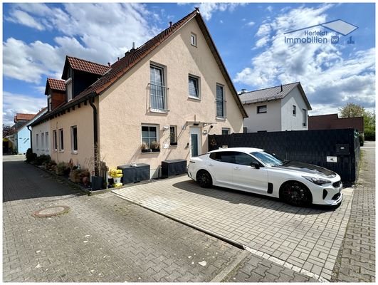 Zwei Stellplätze + Garage vorhanden