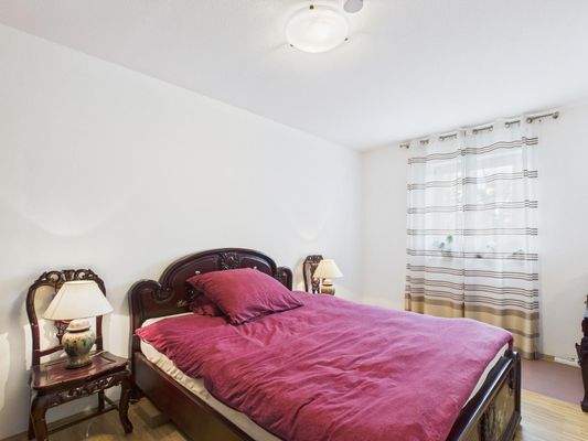 Helles Schlafzimmer mit genügend Stellfläche