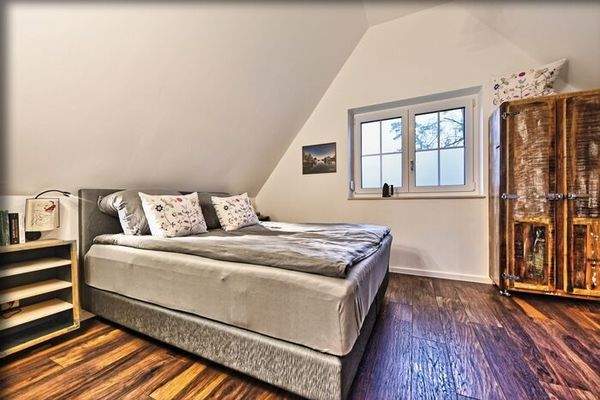 Schlafzimmer 1 mit Fenster.jpeg