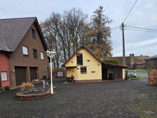 Hof mit Garagen und "altes Backhaus" (Fahrradschuppen)