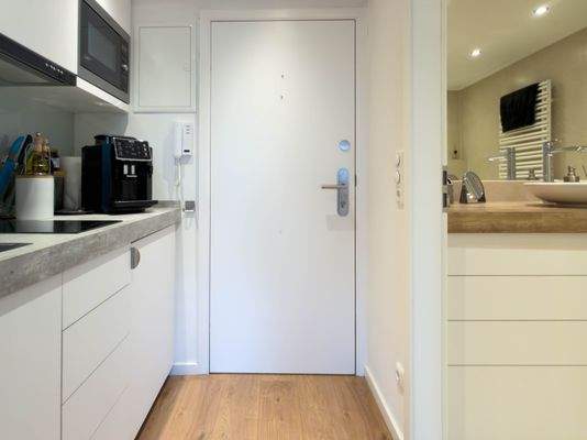 Eingangsbereich mit Küchenzeile und Zugang zum Badezimmer 