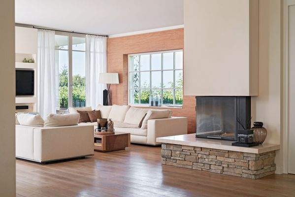 Wohnzimmer mit Kamin