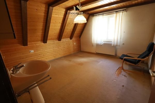 Vorschlag: Teppich raus, Dielen aufhübschen.
