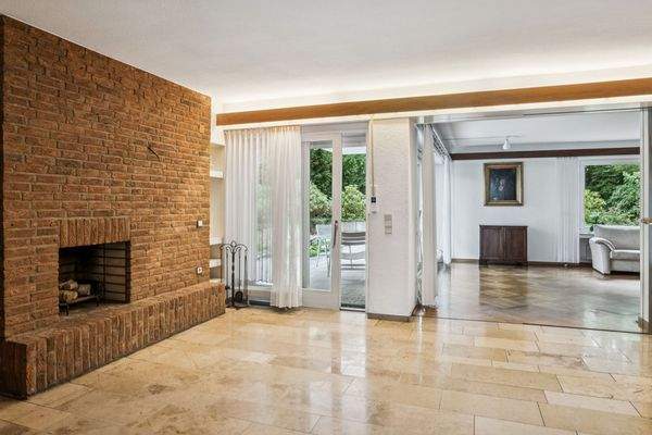 Diele mit Kamin und Natursteinboden