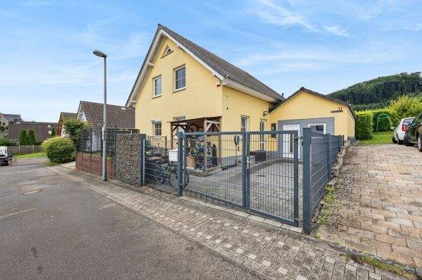 Außenansicht mit Garage & Stellplatz