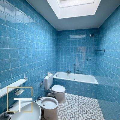 Badezimmer mit blauen Fliesen