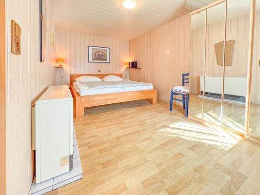 Das geräumige Hauptschlafzimmer