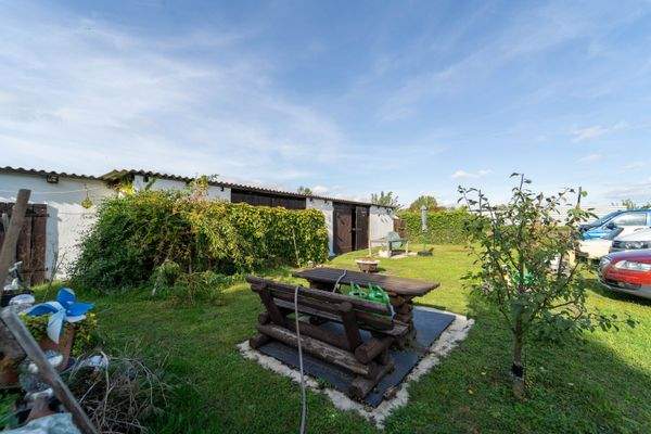 Garten mit Sitzmöglichkeiten