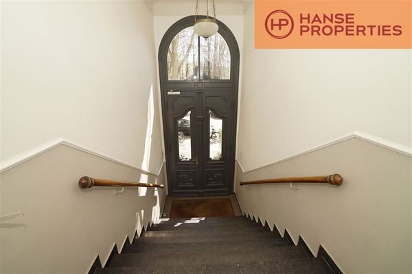 Eingangsbereich mit historischen Handläufen