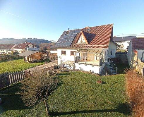 Die Rückansicht mit Blick auf die Terrasse