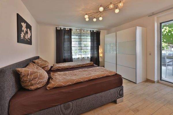 Schlafzimmer 1 mit separtem Balkon und Boxspringbett.jpg