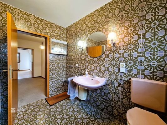 Bad mit Wanne EG